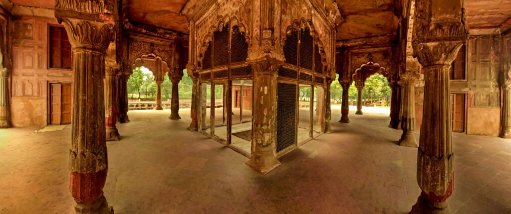 Grave of Roshanara inside the Baradari | wikipedia | MCD