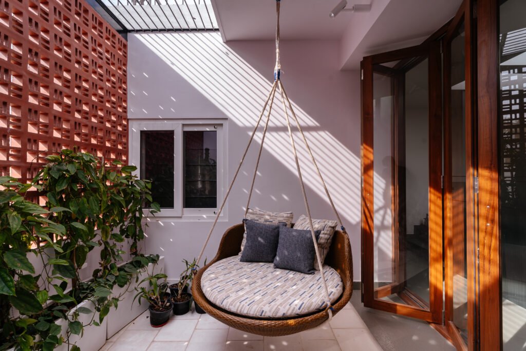50-Year-Old Bangalore Home Renovated into IGBC-Certified Smart Residence
By Architect Yoshita Sriram – S