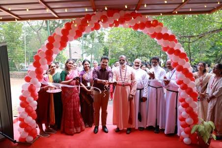 Dignitaries and faculty members jointly inaugurating Kerala’s first Gen-Z Post Office Extension Counter at CMS College under a decorative balloon arch.