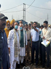 Shri Manohar Lal, Minister of Housing and Urban Affairs inspecting the dumpsite.