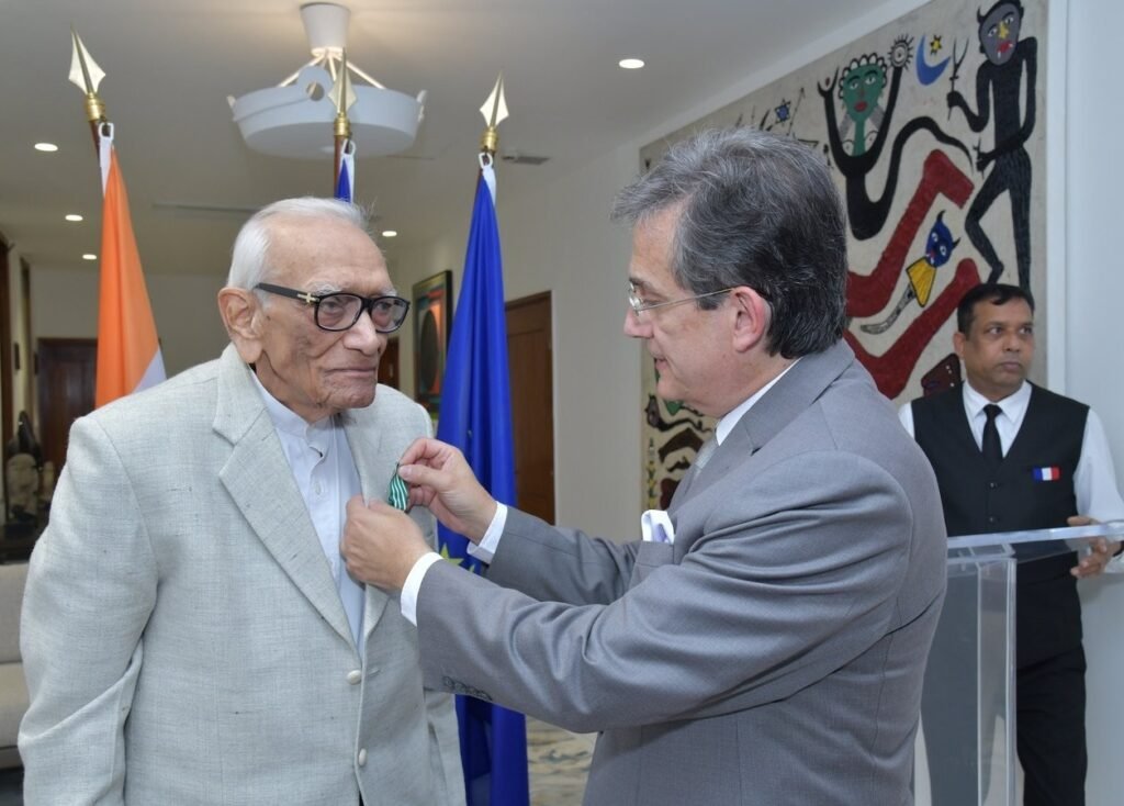 Architect Shivdatt Sharma receiving the Chevalier de l’Ordre des Arts et des Lettres from French Ambassador Thierry Mathou in New Delhi.