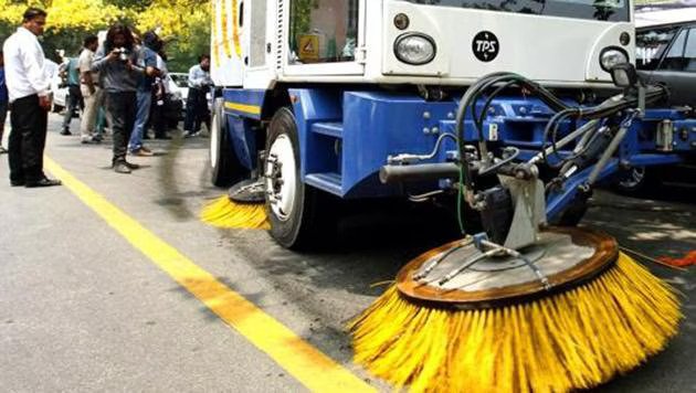 CAQM inspection of Noida roads showing mechanical sweeping and dust control measures under GRAP