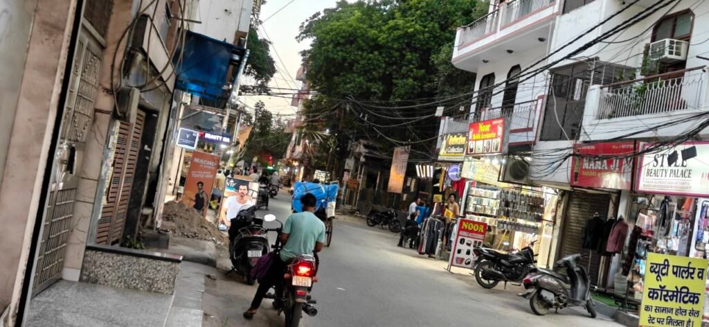 Encroached semi-public space between residential buildings and road in Delhi
