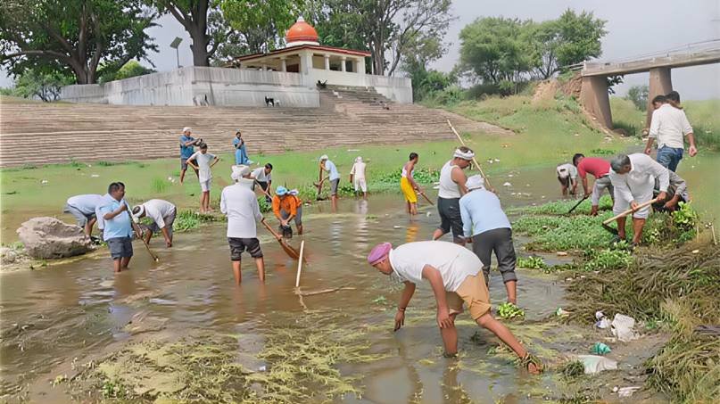 Volunteers removing aquatic weeds and waste during Tamsa River rejuvenation drive in Azamgarh under Namami Gange Programme