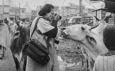 Raghu Rai photographing street life in India during his documentary photography journey