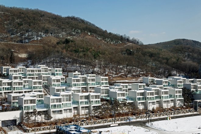 Riken Yamamoto’s Pangyo Housing in South Korea surrounded by a snowy landscape