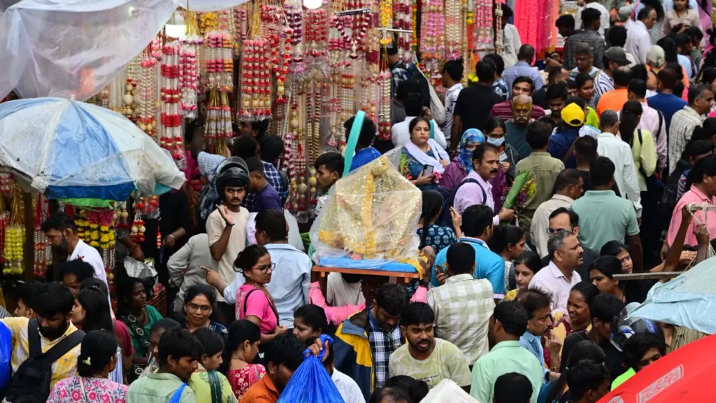 Crowded Mumbai market selling Ganesh idols during Ganesh Utsav