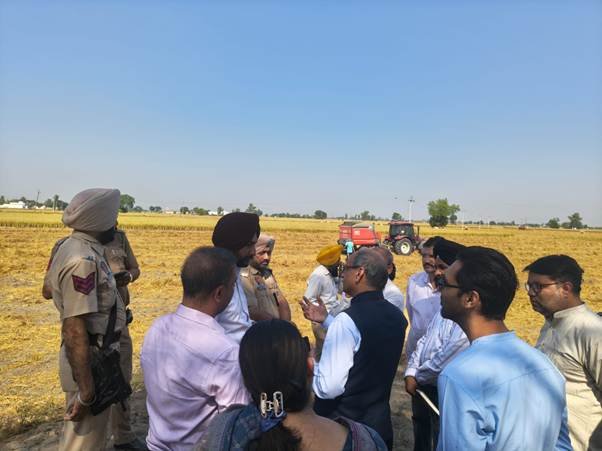 CAQM Reviews Paddy Stubble Management in Firozpur and Faridkot, Stresses Timely Machinery Availability