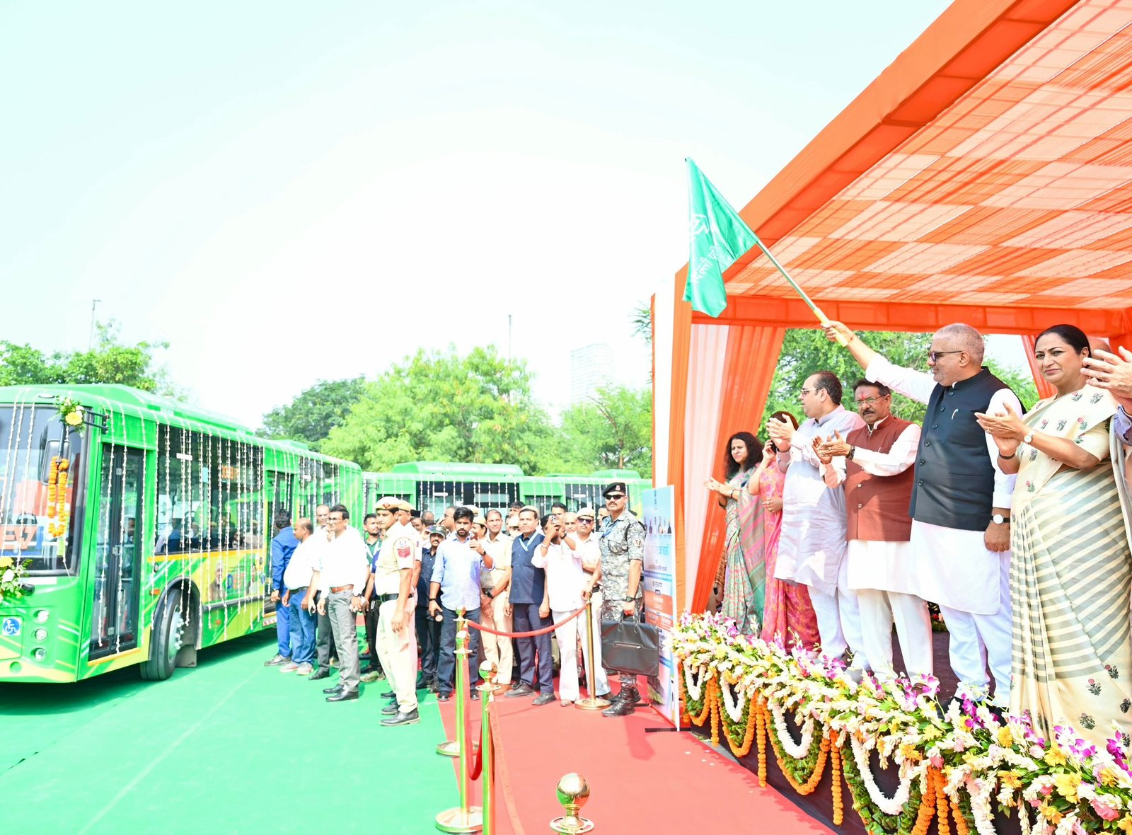 Delhi Reviews Air Pollution Measures at Anand Vihar, Adds 13 Monitoring Stations and 150 Electric Buses